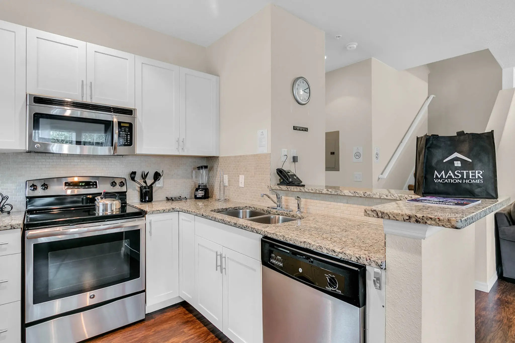 4 Bd 3 Ba Lucaya Village 14-101