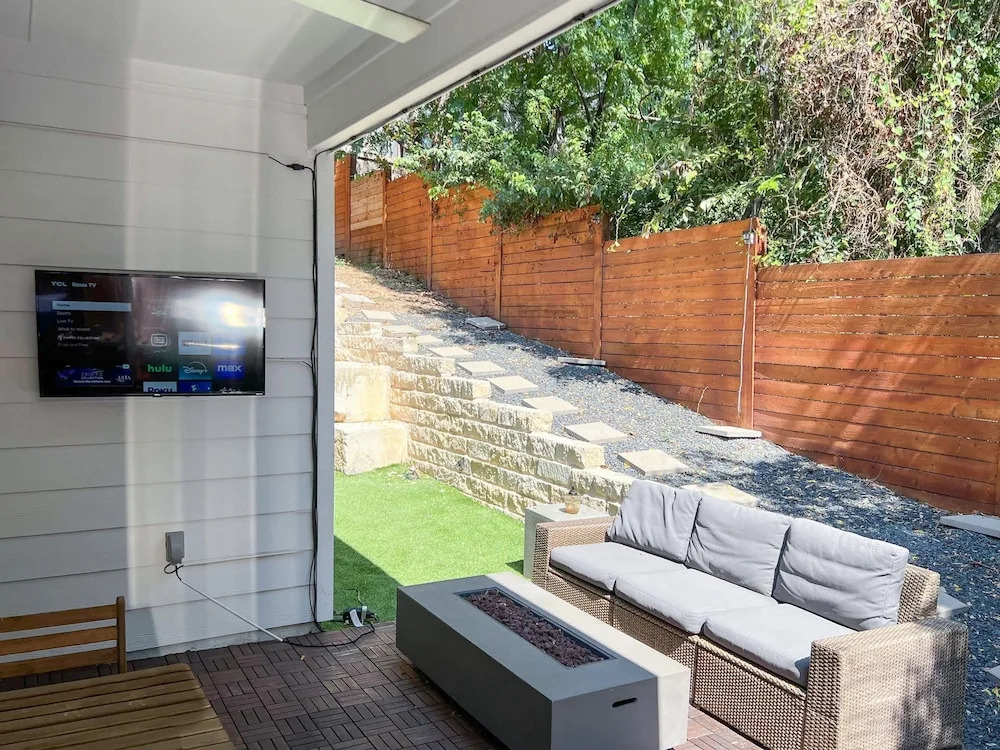 Upstay - Eastside Home w Patio  BBQ - Mins to DT, Austin