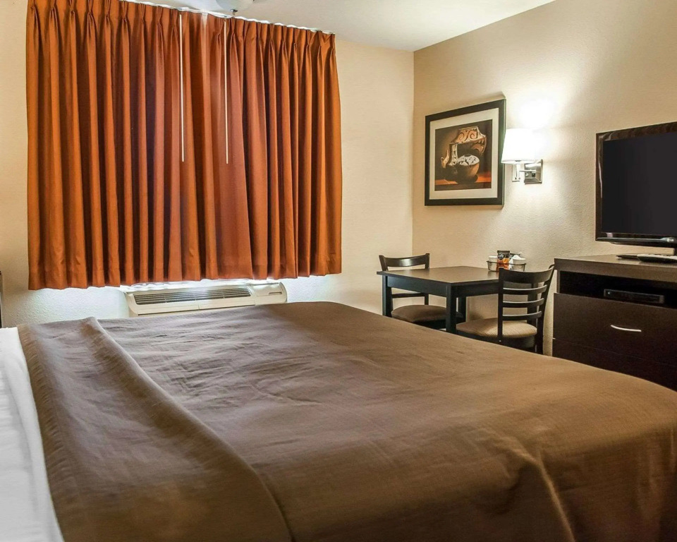 Econo Lodge Inn & Suites Santa Fe South