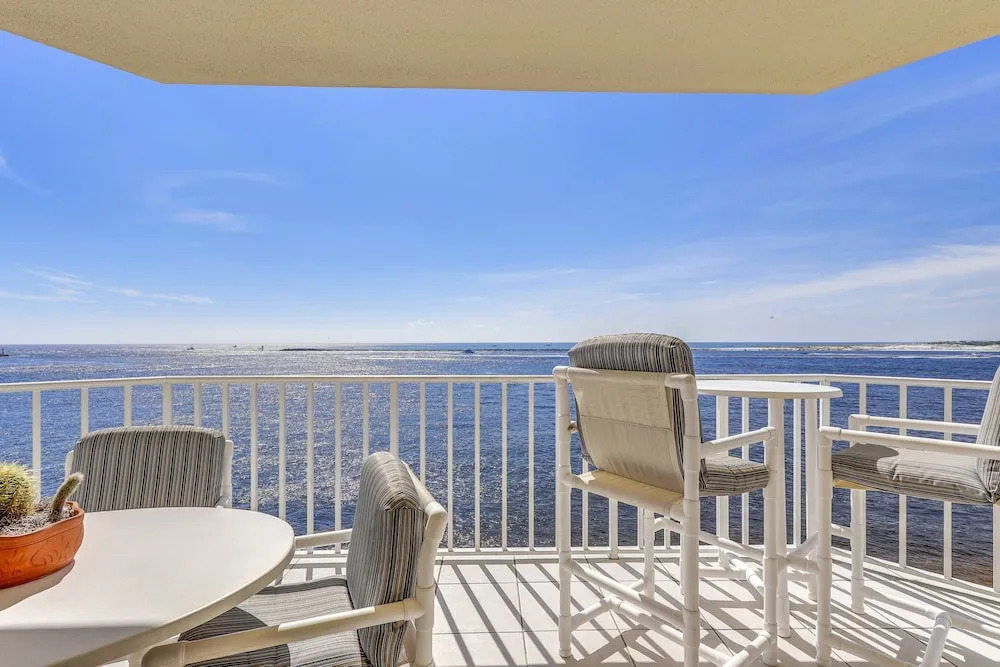 Waterview Yacht Club 532 is a 3 BR with Stunning views of the Pass by RedAwning
