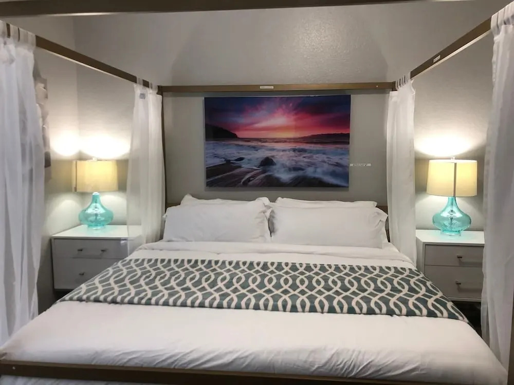 Tideview 44 · Walk TO Convention! Modern. Universal& Disney