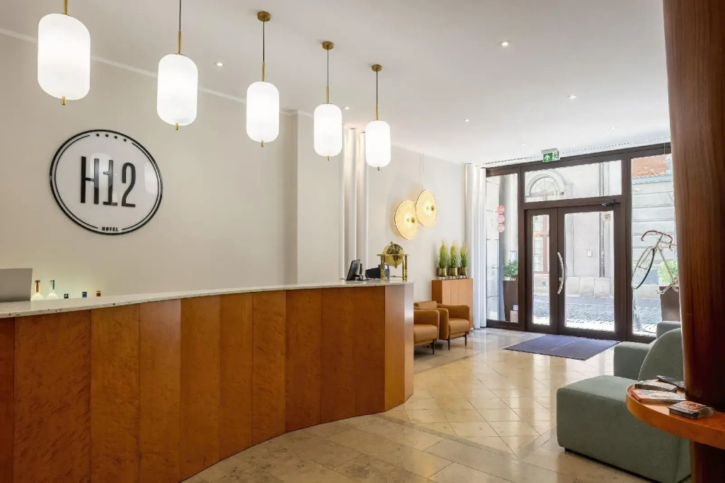 Hotel H12