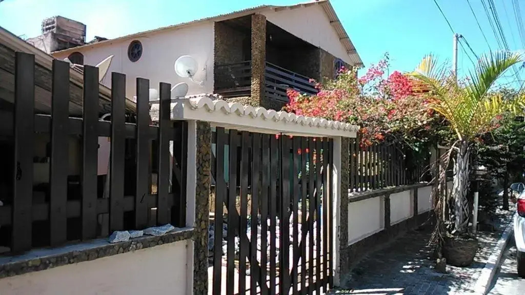 Casa térrea a 2 min da praia dos anjos