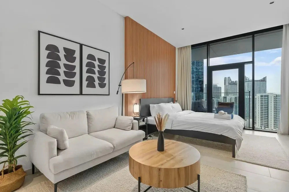 Waves - Chic High-Floor Studio Retreat with Canal Views