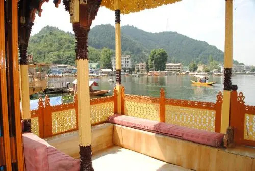 New Chez Henry Houseboat