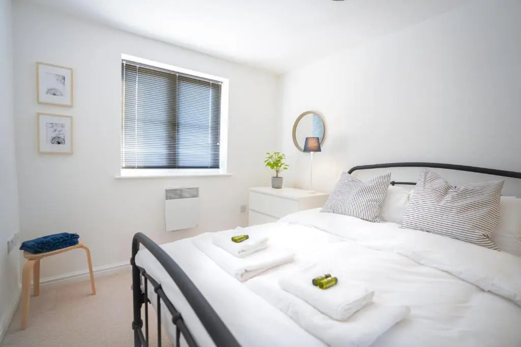 Rowsby Court - Stylish Apartment with Private Parking