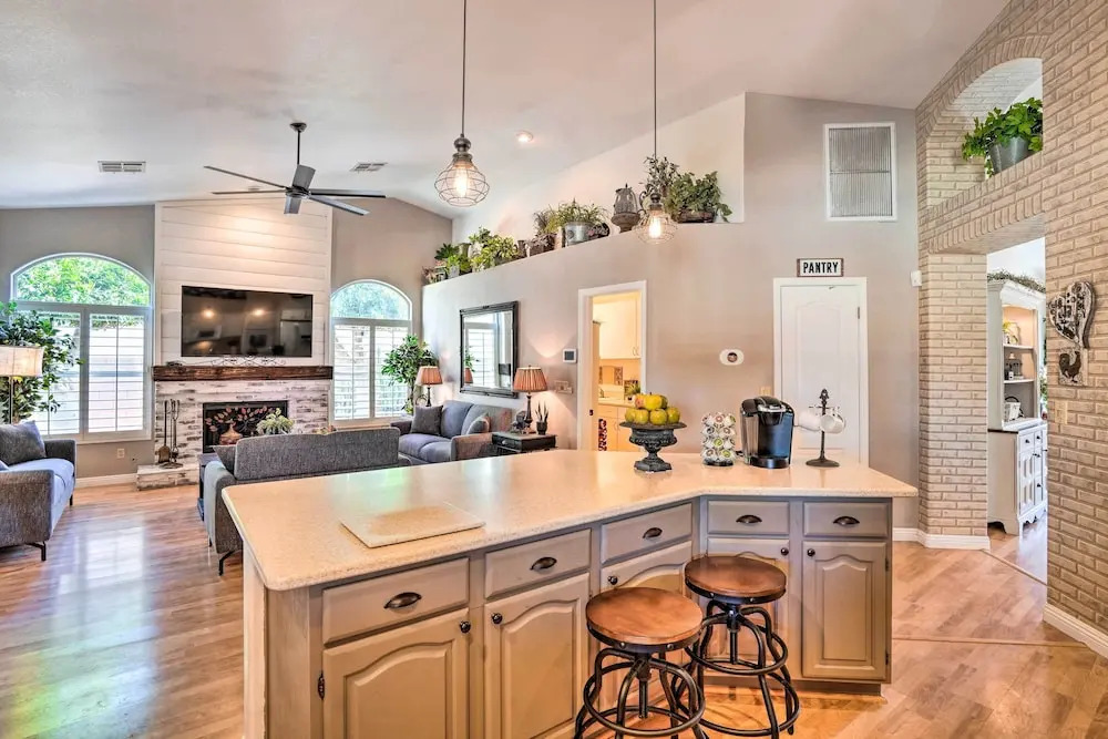 Elegant Peoria Home: Pool, Putting Green, Fire Pit