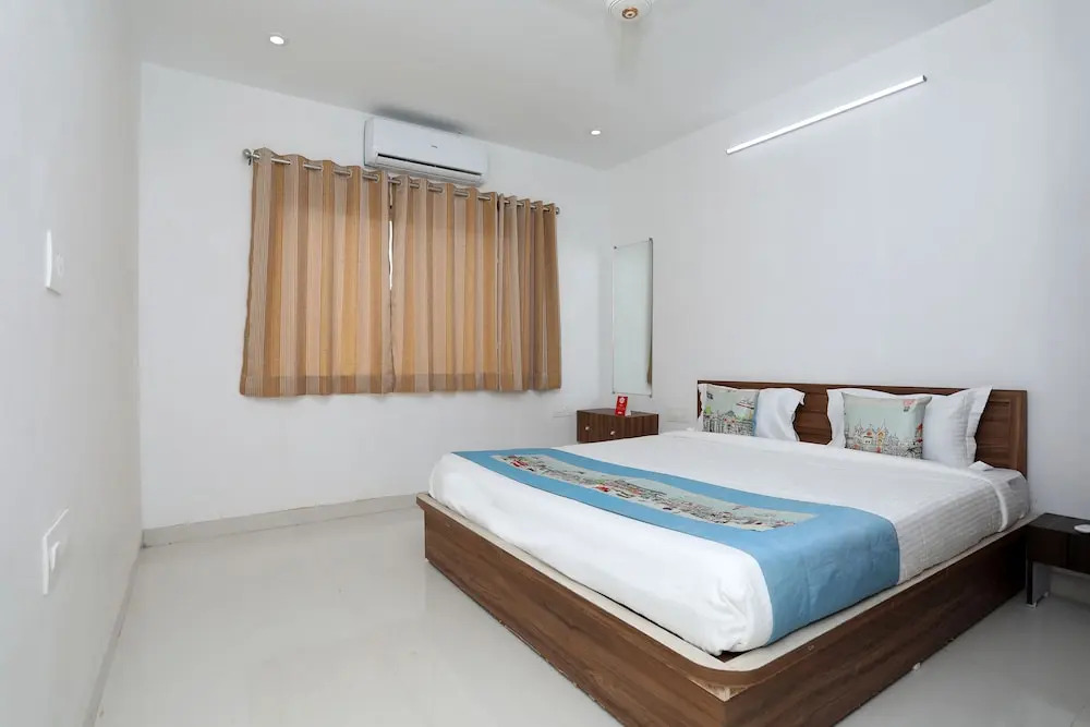OYO 11075 Home Modern 3BHK Gulab Bagh