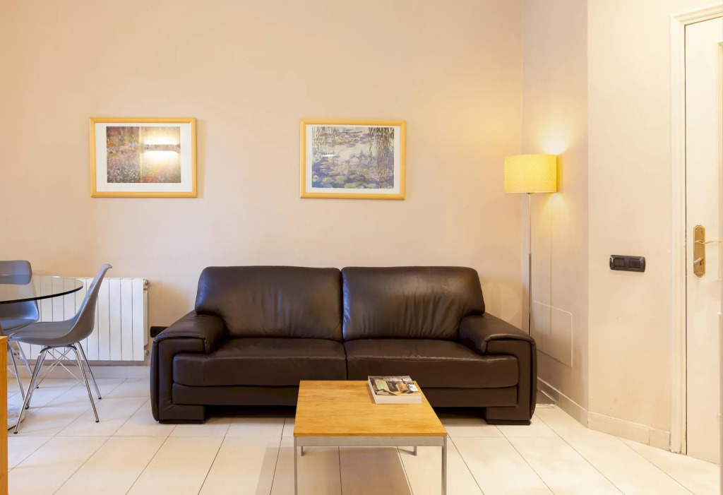GAUDIR 4 · PERFECT apart. next to P. de Gracia for 4 Pax