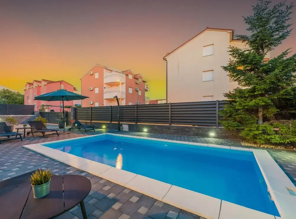 Villa S