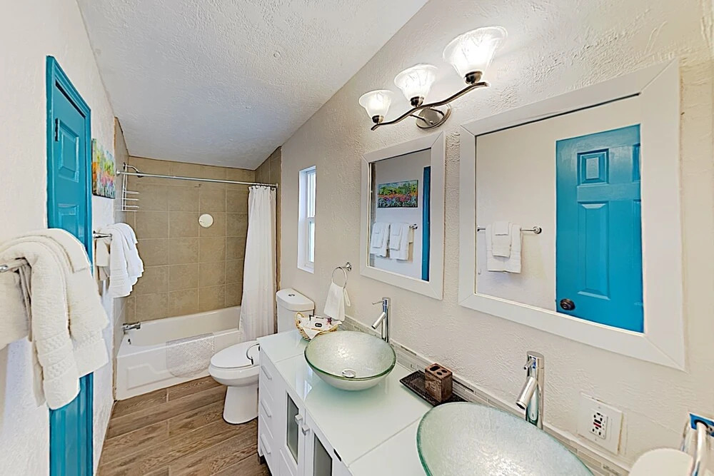 New Listing! Casa Bella: 2-unit Southwest 7 Bedroom Duplex