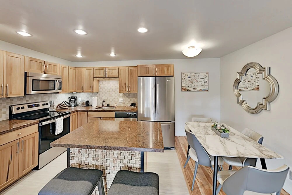 Luxurious Getaway Near Beaver Creek: Sleek Updates 2 Bedroom Condo