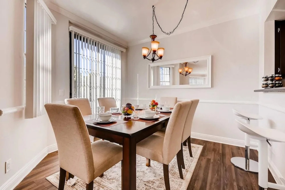 Gorgeous Beverly Hills/Weho - 2BR/Bath - 2 Free Parking Spots! (BW-1)