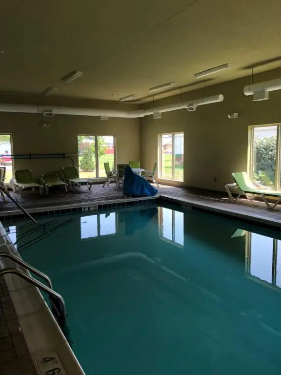 Countryview Inn & Suites