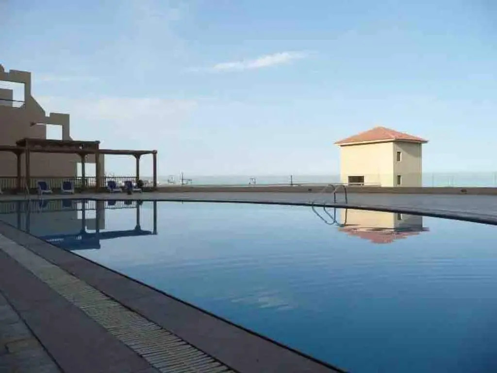 Lovely 2 bedroom condo with beach access & pool!