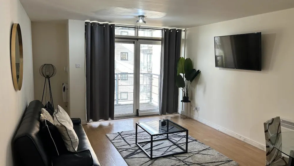 Spacious 1-bed Apartment in London sea View