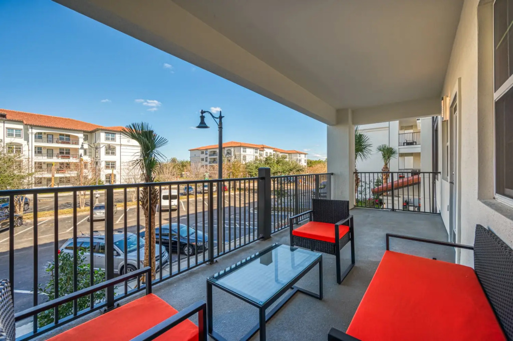 Comfortable home with balcony near Universal Parks