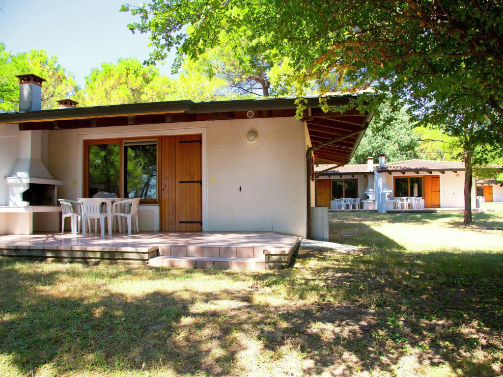 Semi-detached bungalow with terrace not far from the sea
