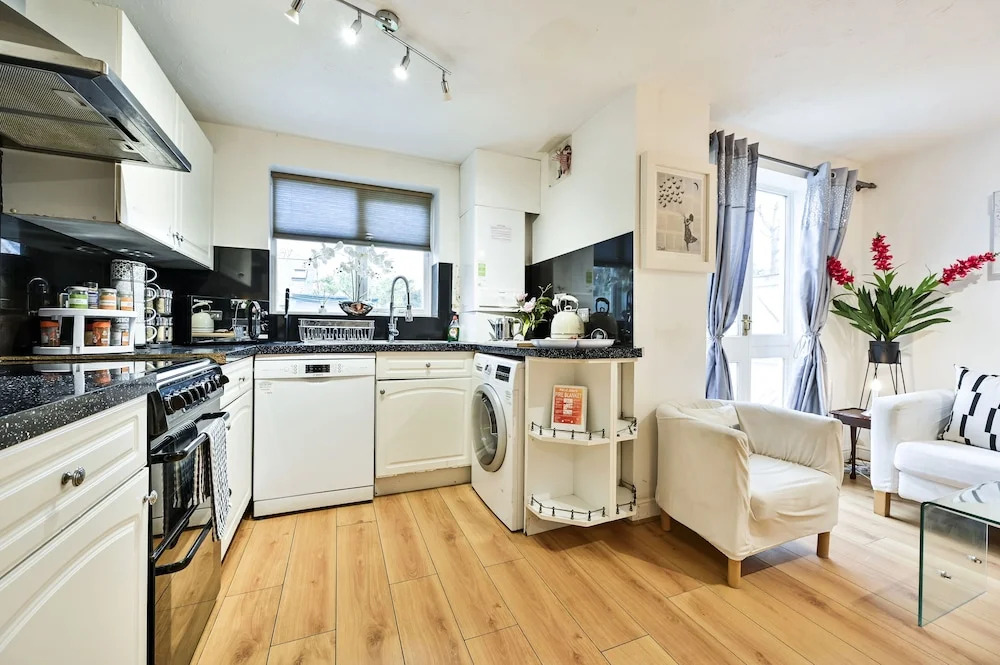 Riverside Townhouse with private Garden