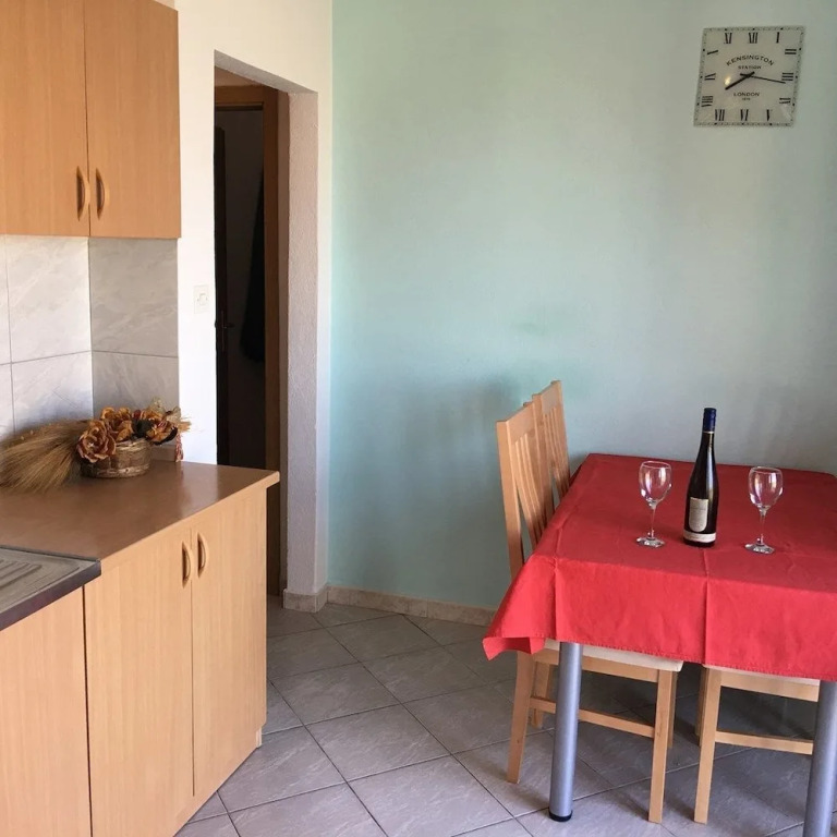 Apartments Pleadin / New Renovated one Bedroom A2