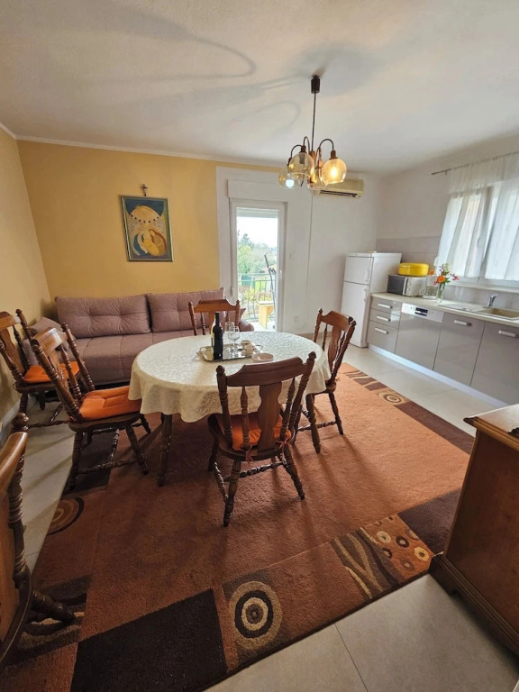 Oleander, Three-bedroom Apt in Trogir
