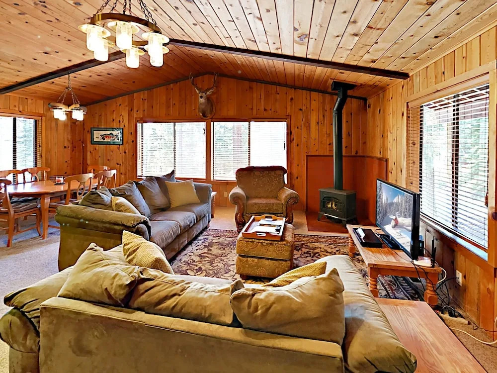 4BR 3BA Tahoe Donner House by RedAwning