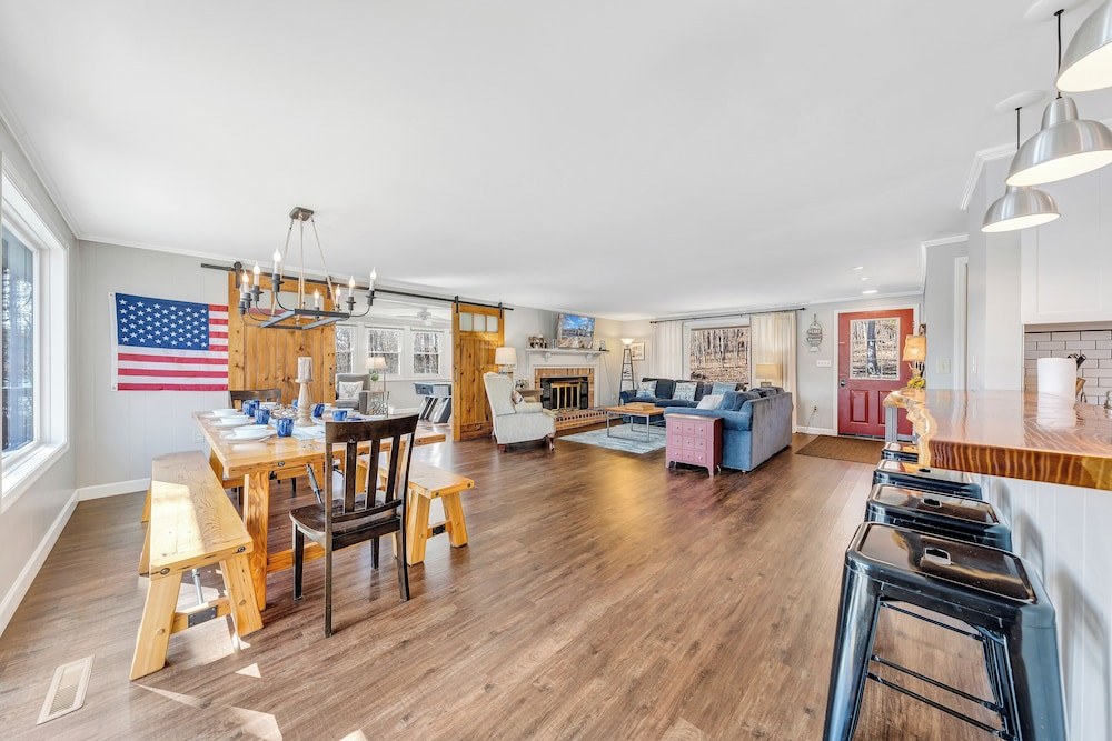 Lake Point Retreat - Lakefront Home With Hot Tub, Fire pit & Game Room