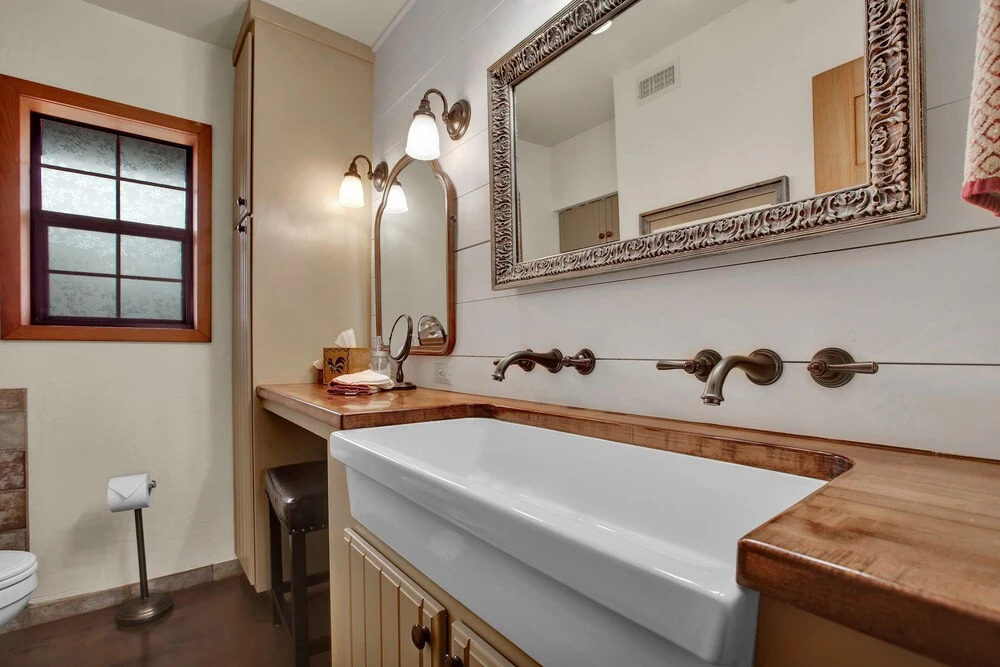 Luxury and Location One Block to Main St With Hot tub and Firepit