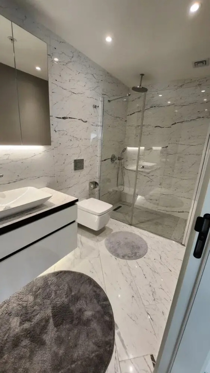 Modern 2Bed Condo in Luxurious Building