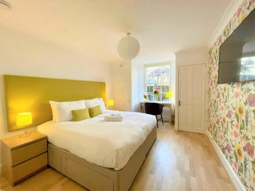 Elite 3 Bed New Town Apt with Private Walled Garden