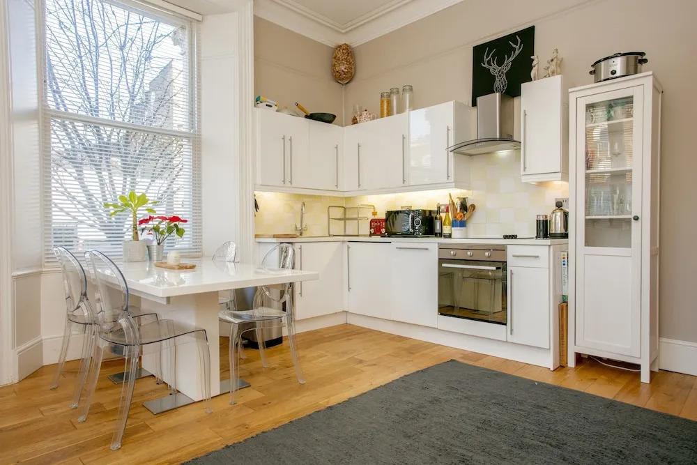 2 Bedroom Flat Near Shepherd's Bush Sleeps 4