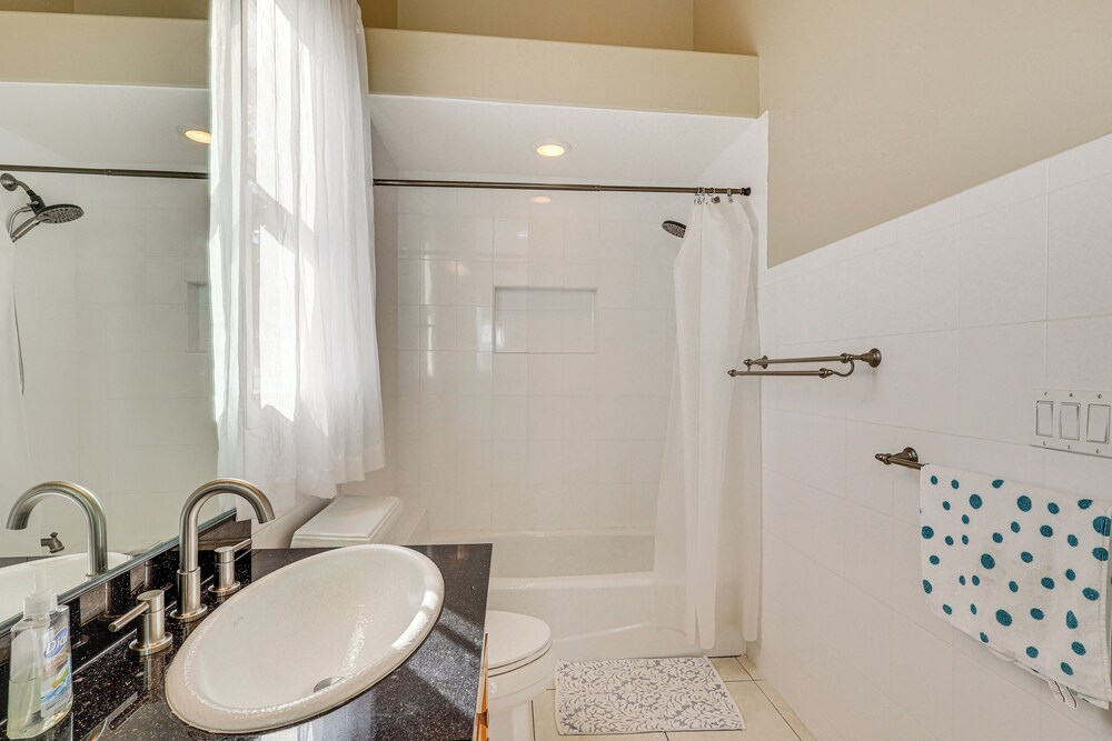 Near Apollo Beach! Bright Apt w/ Essentials