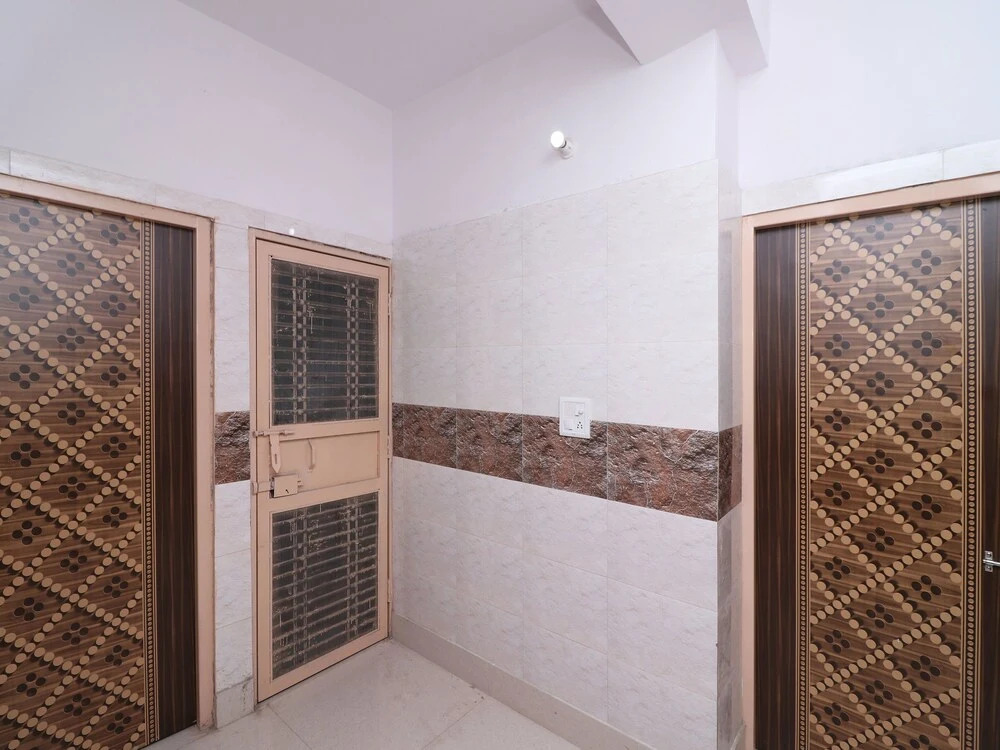Oyo 12911 New Capital Inn