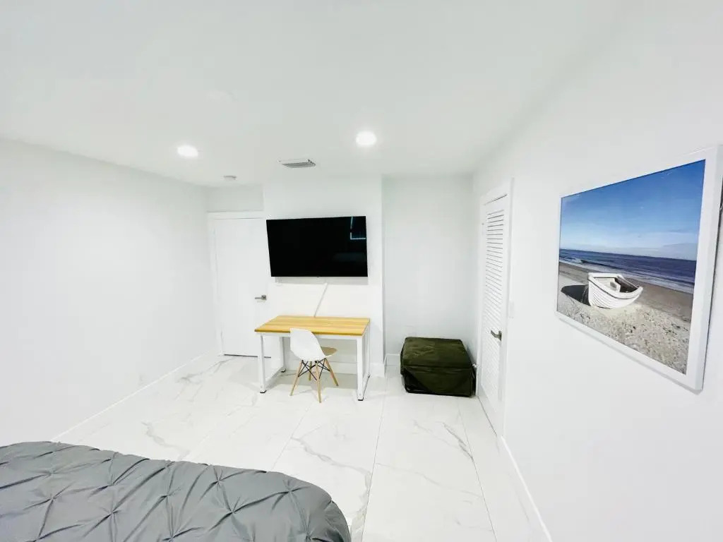 Entire House - 5 Minutes to the Beach and FLL Airport