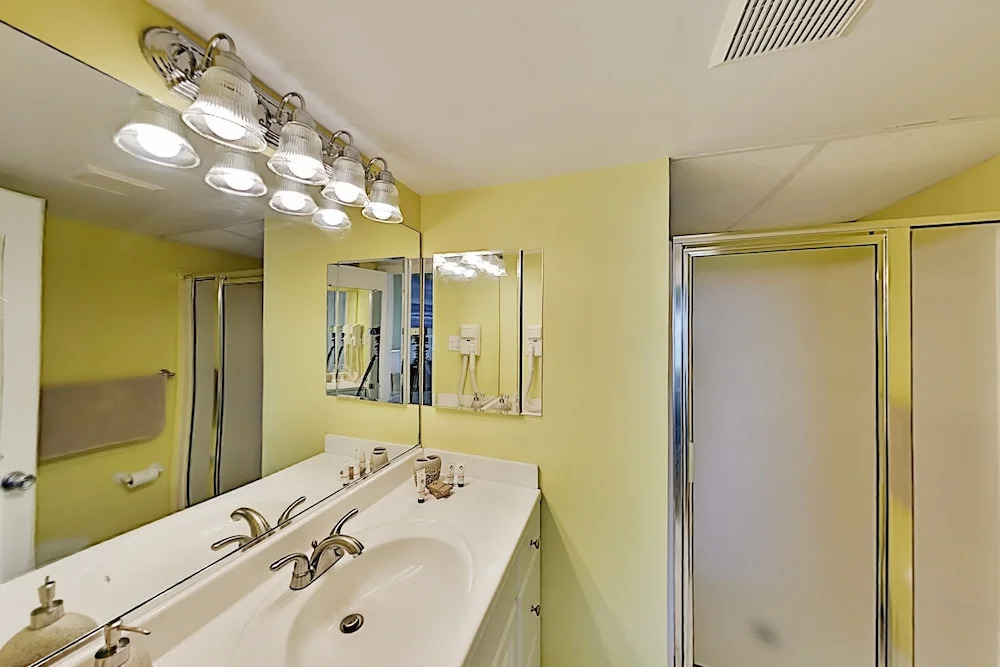 Updated End Unit W/ Ocean Views - Pools, Cinema 2 Bedroom Condo