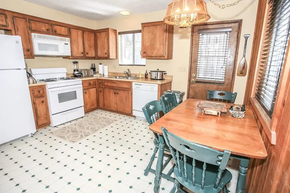 Village Hideaway - Perfectly cozy cabin with a beautiful location, walking distance to everything