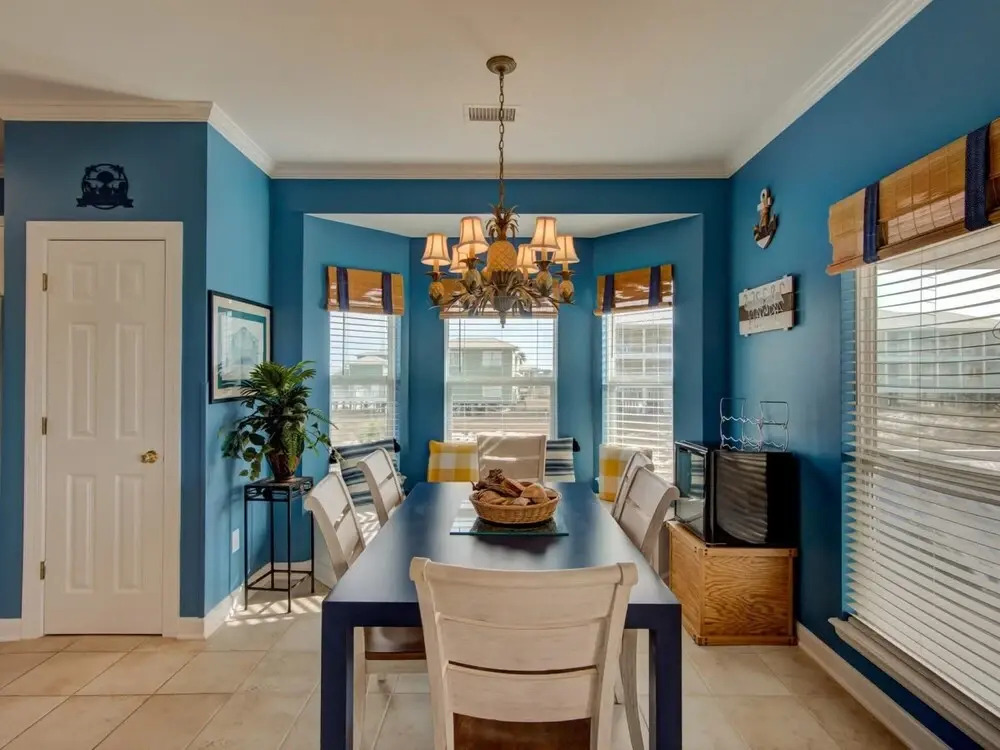 Spacious Family-Friendly House Near the Beach