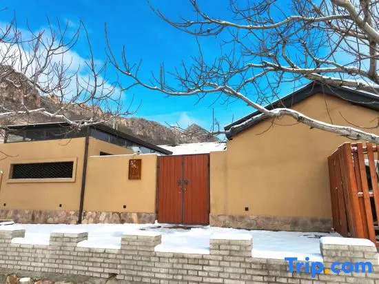 Dacheng enjoys building a courtyard by the river