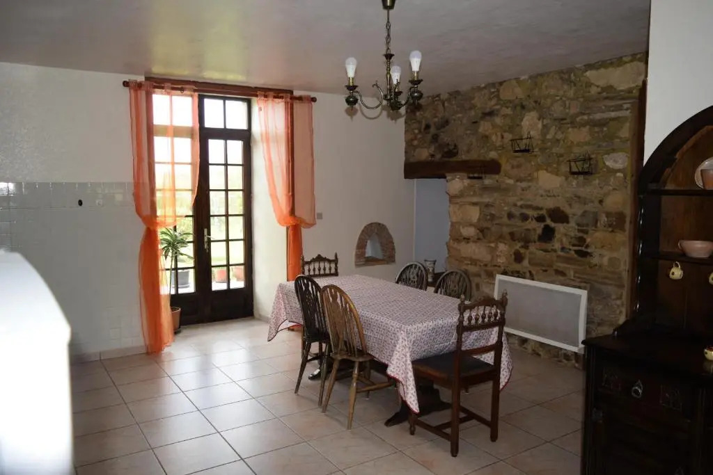Charming Courtyard cottage 25kms Puy du Fou