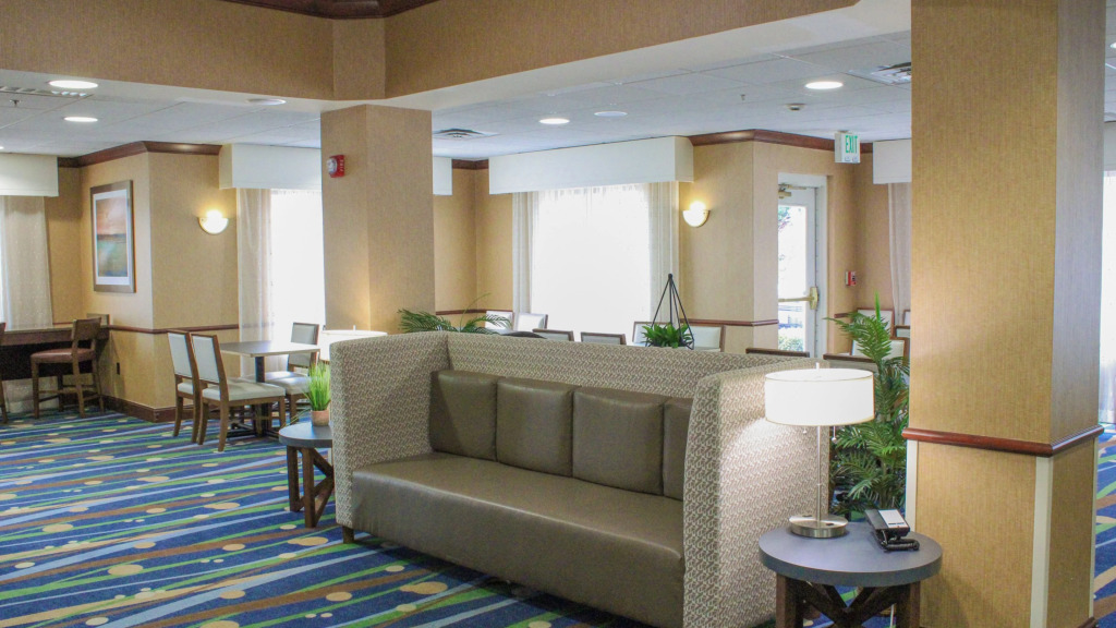 Holiday Inn Express Hotel & Suites Manchester - Airport by IHG