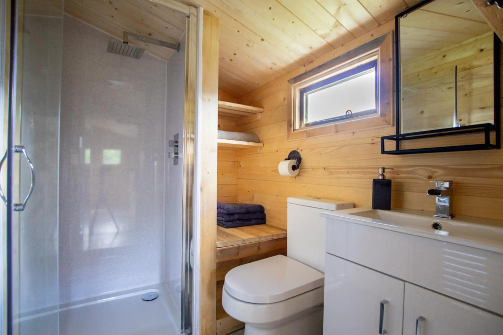 New Stunning Lake View Log Cabin With Hot Tub