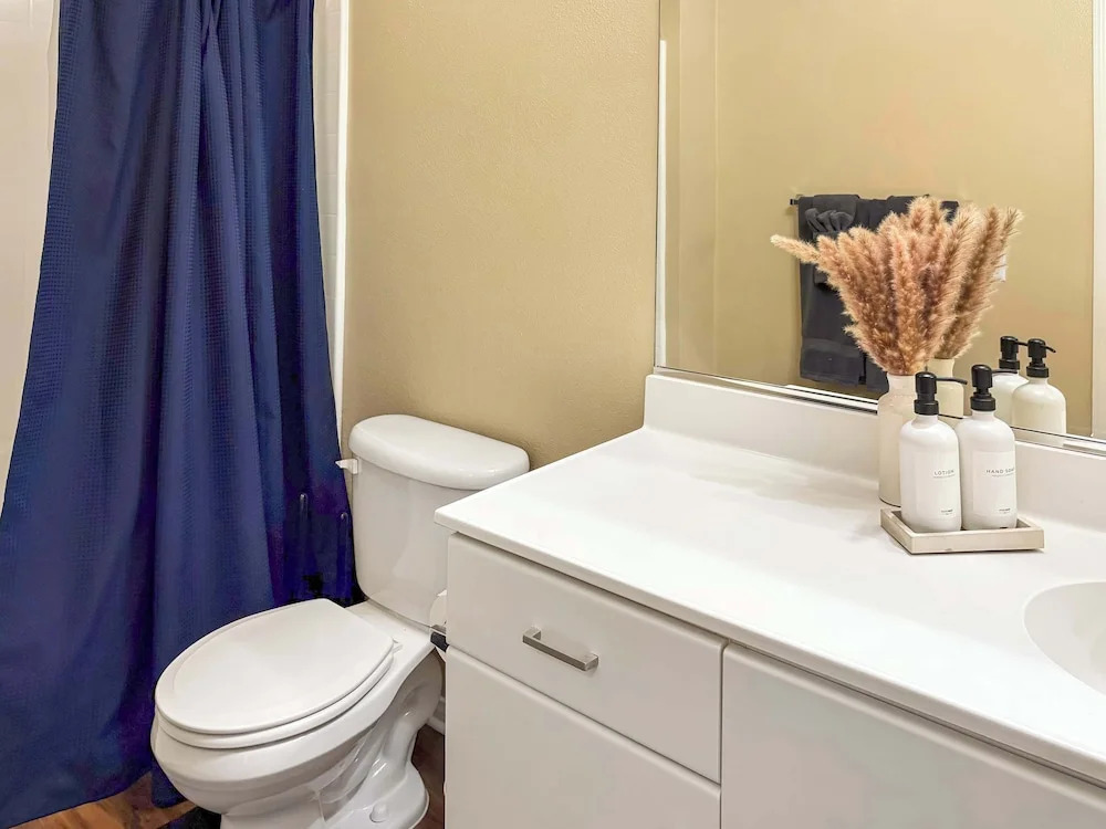 Charming 2BR Retreat Pool Gym 10min to Disneyland