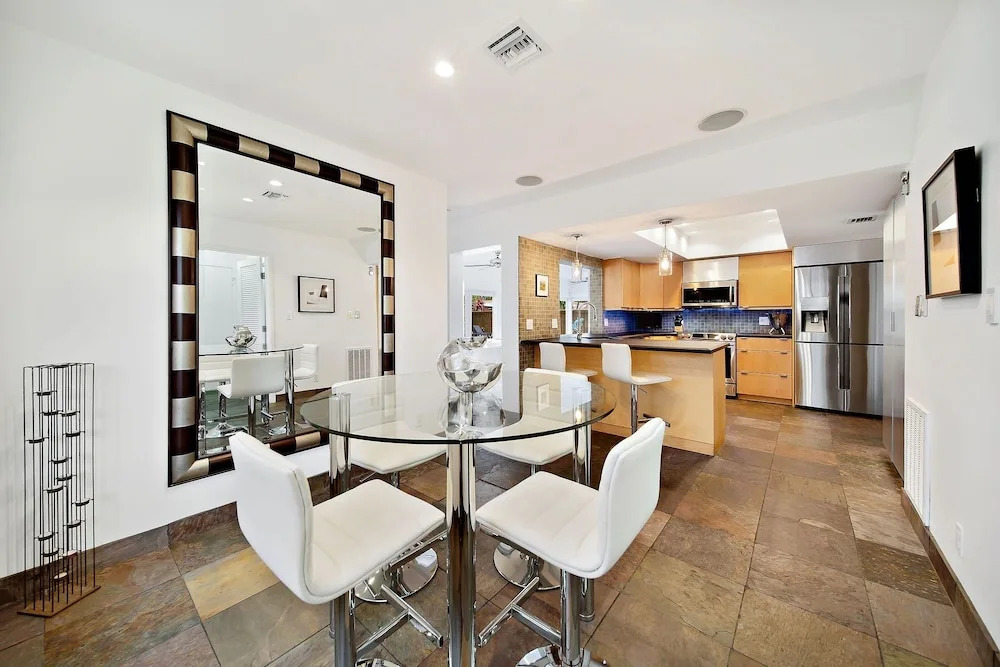 Upscale Modern Beach W/ Saltwater Pool 3 Bedroom Home