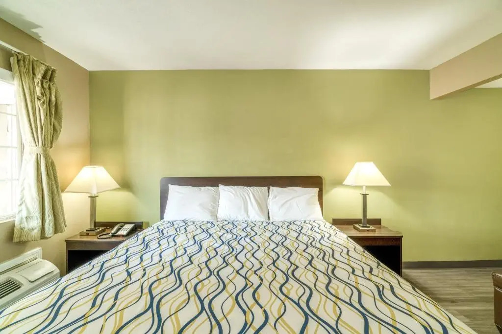 Deluxe Inn & Suites By OYO Miami OK