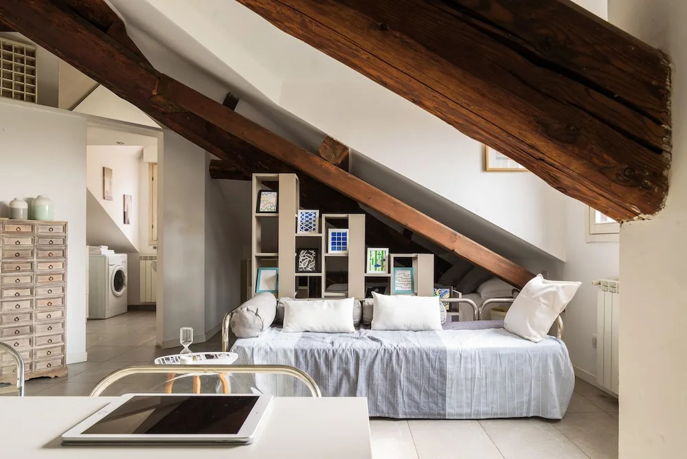 JOIVY Classic Top-Floor Studio By Park