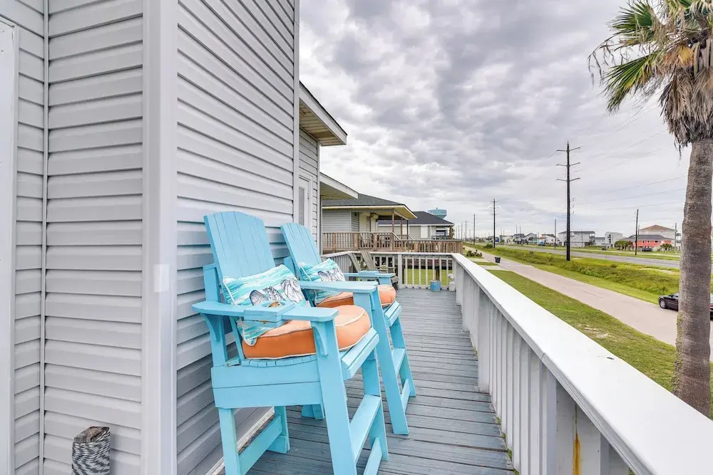 Pet-friendly Condo w/ Seasonal Pool in Galveston!