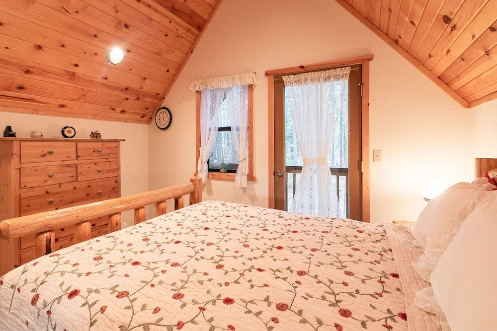 River Road Retreat Apartment 3 NW Comfy Cabins
