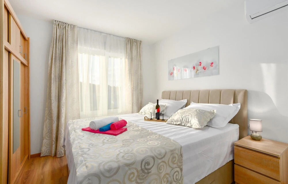 Ten-Bedroom Holiday Home In Razanj