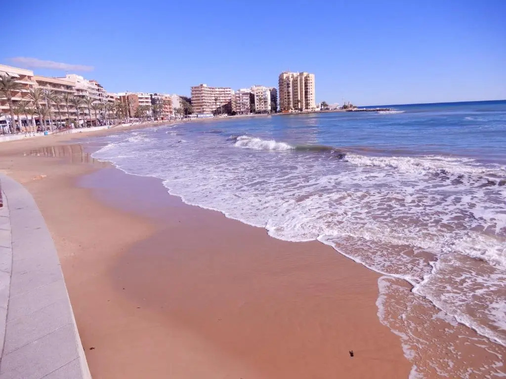 Edificio 1º línea de playa, en paseo marítimo de Torrevieja, Alicante, Costa Blanca