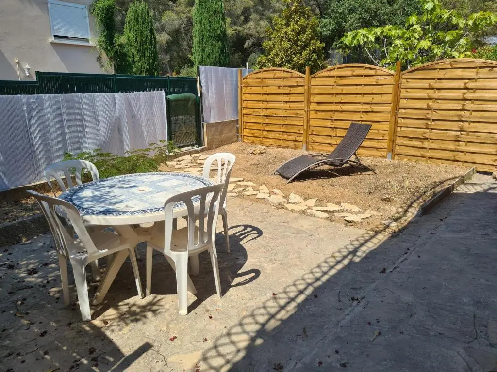 T1 DU FORT en rez-de-chaussée de villa avec TERRASSE à 5mn DES PLAGES en voiture ENTRE MER ET FORÊT